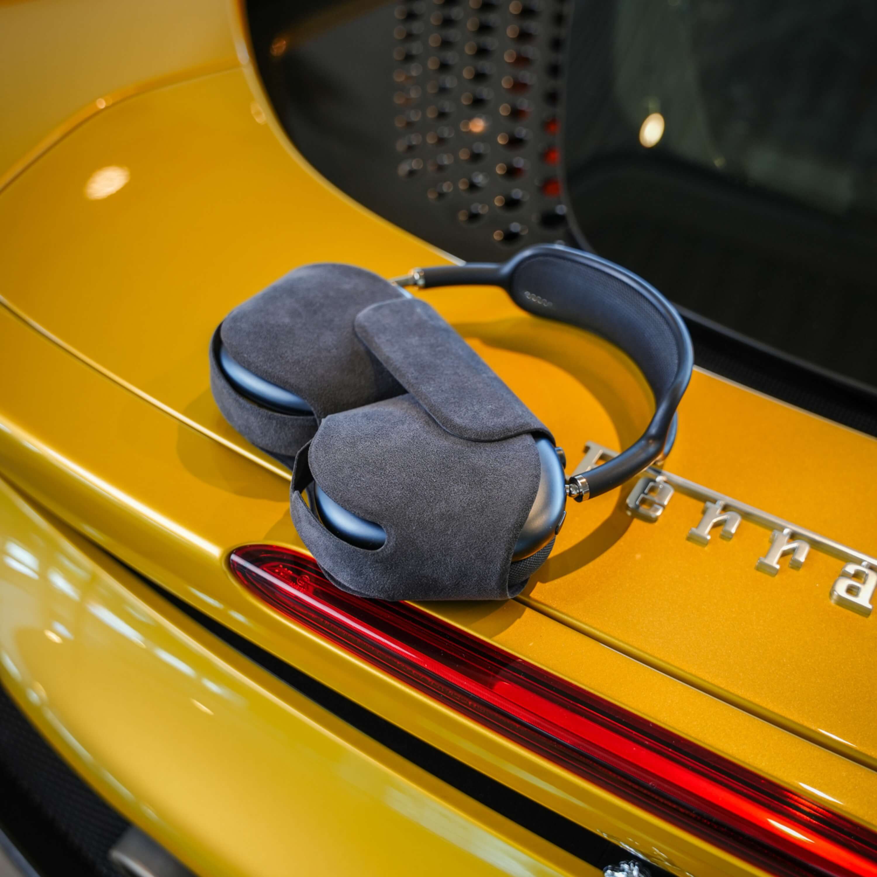 AirPods Max Alcantara Smart Case - Space Grey